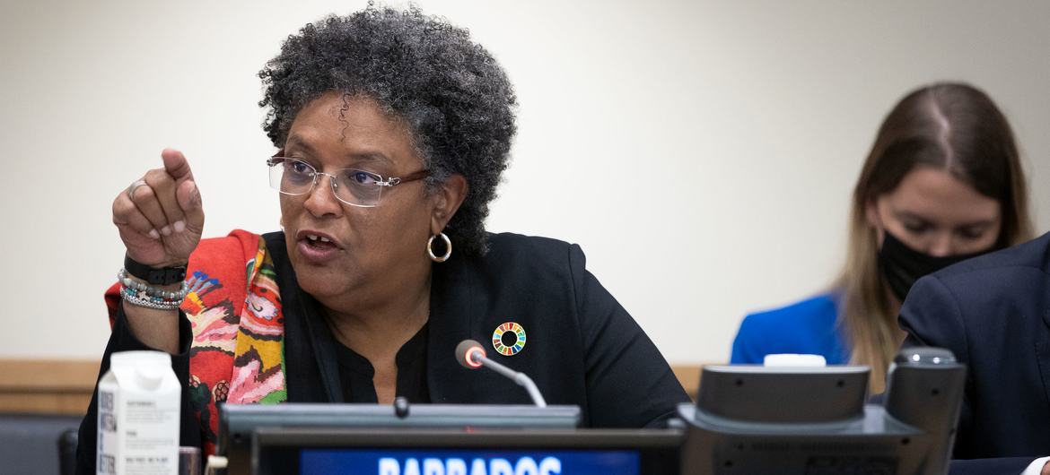 میا آمور موتلی، نخست وزیر باربادوس در نشستی درباره اجرای شتاب دهنده جهانی مشاغل و حمایت اجتماعی در مقر سازمان ملل سخنرانی می کند.  او در یک سخنرانی در کنفرانس UNCTAD از جهان خواست تا از بحران آب و هوا غافل نشوند.