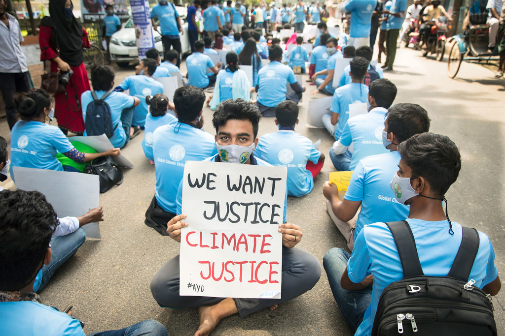 فعالان جوان به عنوان نوعی اعتصاب در همبستگی با اعتصاب جهانی آب و هوا در بنگلادش در خیابان نشسته اند.