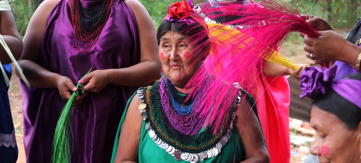 یک زن بومی گوارانی از جامعه تنتاگواسو چاکوی بولیوی که با برگ خرما می‌بافد، دسامبر 2021. وزیر خارجه بولیوی از کشورها خواسته است که از پلتفرم آنکتاد برای اصلاحات بدهی حمایت کنند.