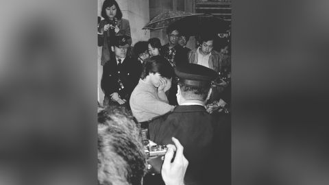 راننده تاکسی و قاتل زنجیره ای لام کوروان در مارس 1983 به دادگاه عالی هنگ کنگ برده می شود.