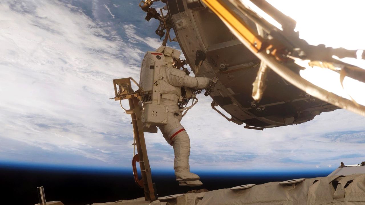 اسکات پارازینسکی که هفت بار در فضا راه رفت، در ساخت ایستگاه فضایی در سال 2007 کمک کرد.