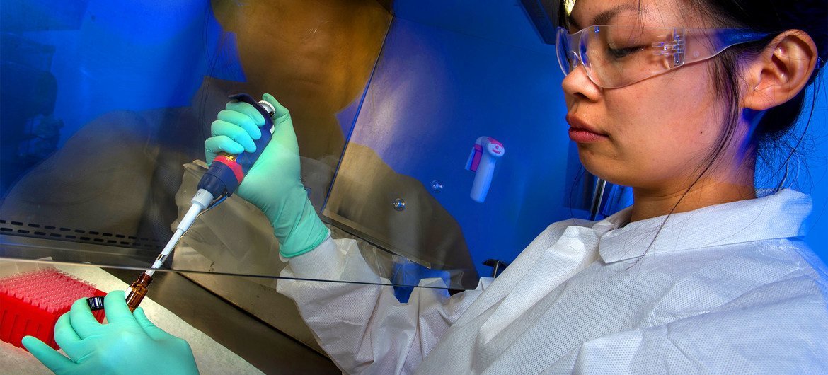 یک دانشمند نمونه ای را آزمایش می کند که مشکوک به داشتن یک سم باکتریایی است.